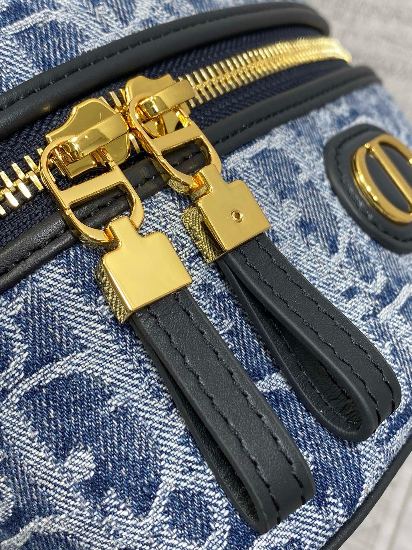 D*or 30 montaigne mini vanity case in blue denim oblique jacquard