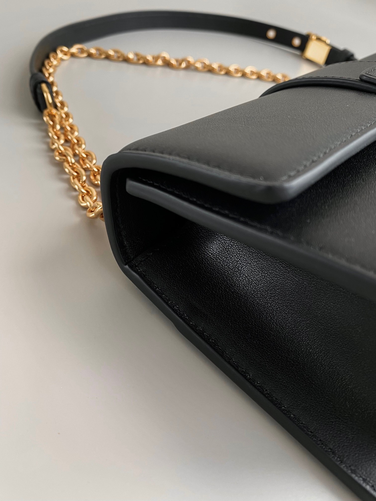 D*or 30 montaigne east-west bag with chain in black calfskin