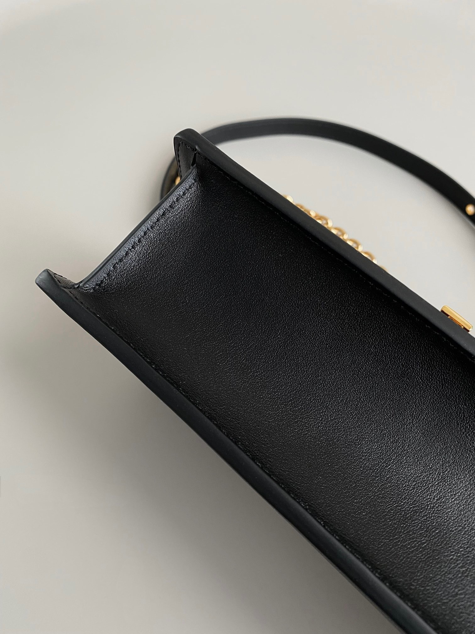 D*or 30 montaigne east-west bag with chain in black calfskin