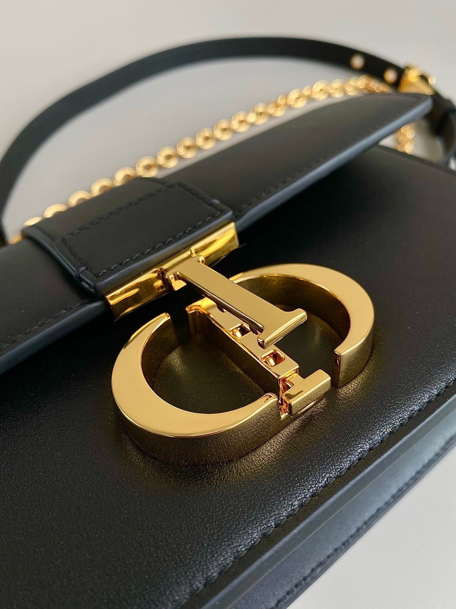 D*or 30 montaigne east-west bag with chain in black calfskin