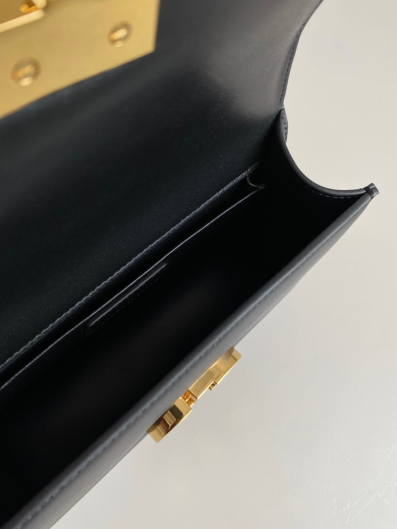 D*or 30 montaigne east-west bag with chain in black calfskin