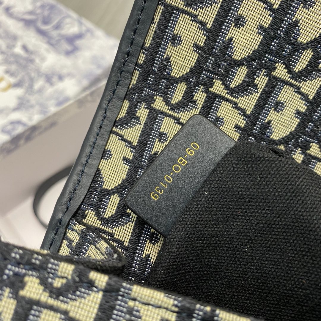 D*or 30 montaigne bag with chain in blue oblique jacquard