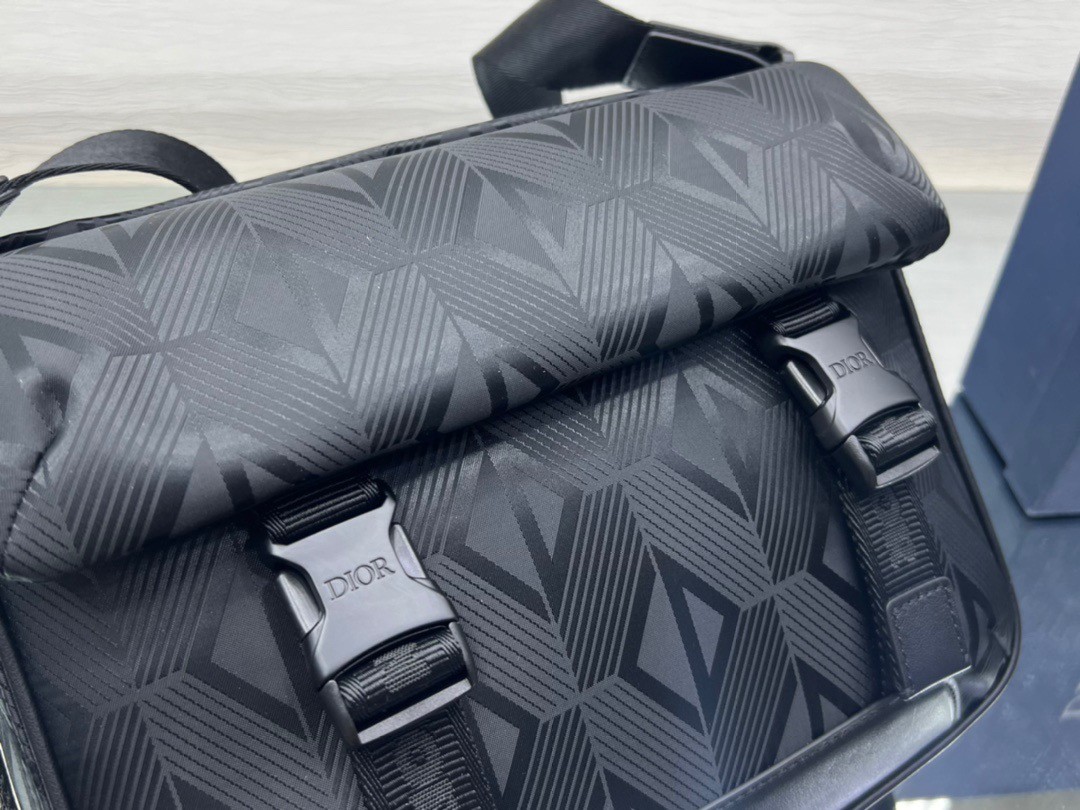 D*or explorer messenger bag in black cd diamond mirage ski capsule nylon