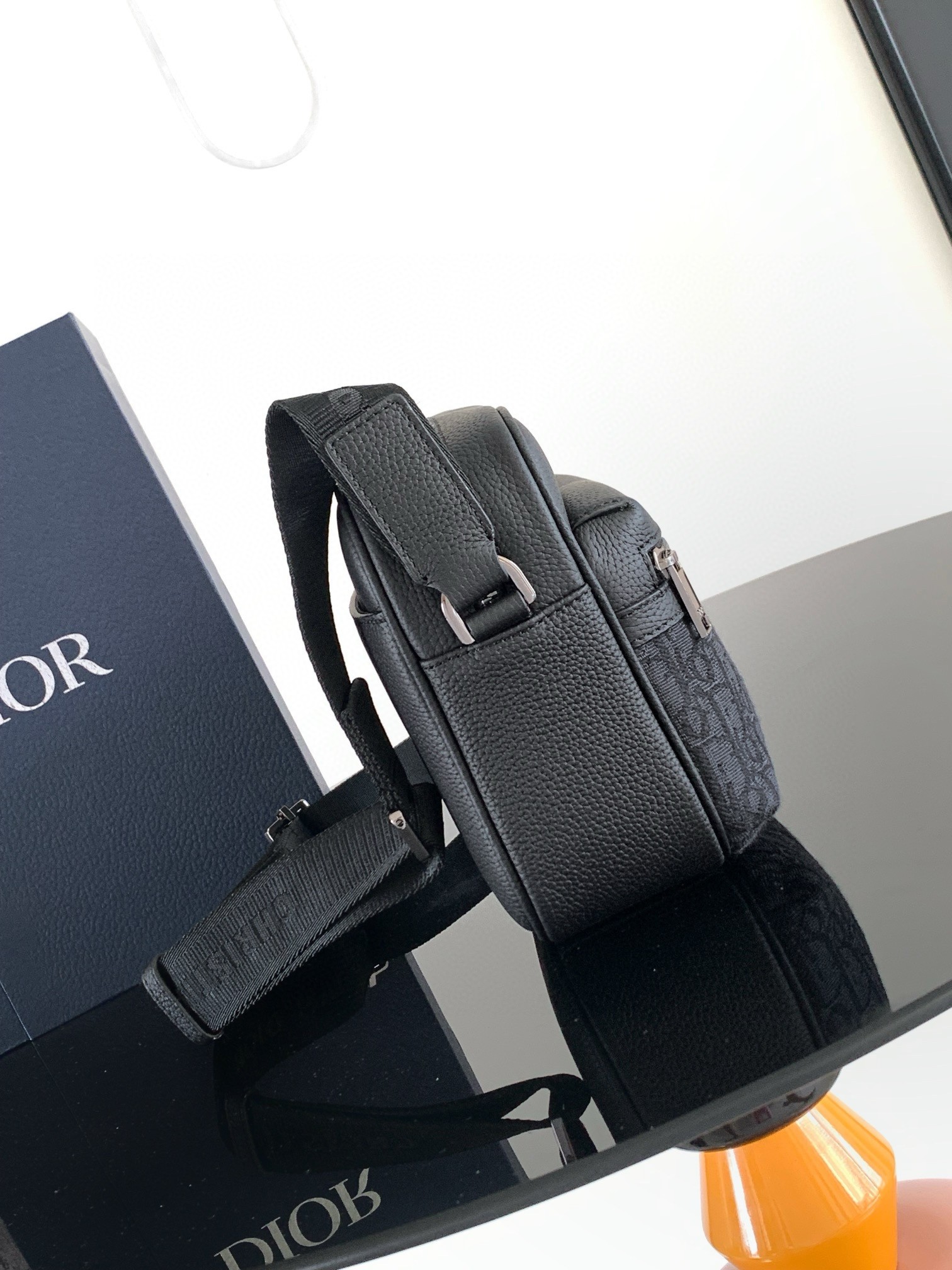 D*or rider 2.0 zipped messenger bag in black oblique with black leather
