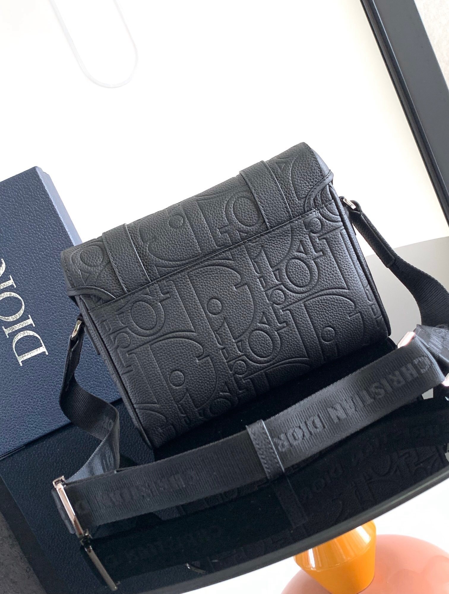 D*or hit the road flap messenger bag in black gravity leather