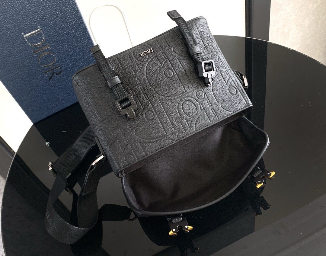 D*or hit the road flap messenger bag in black gravity leather