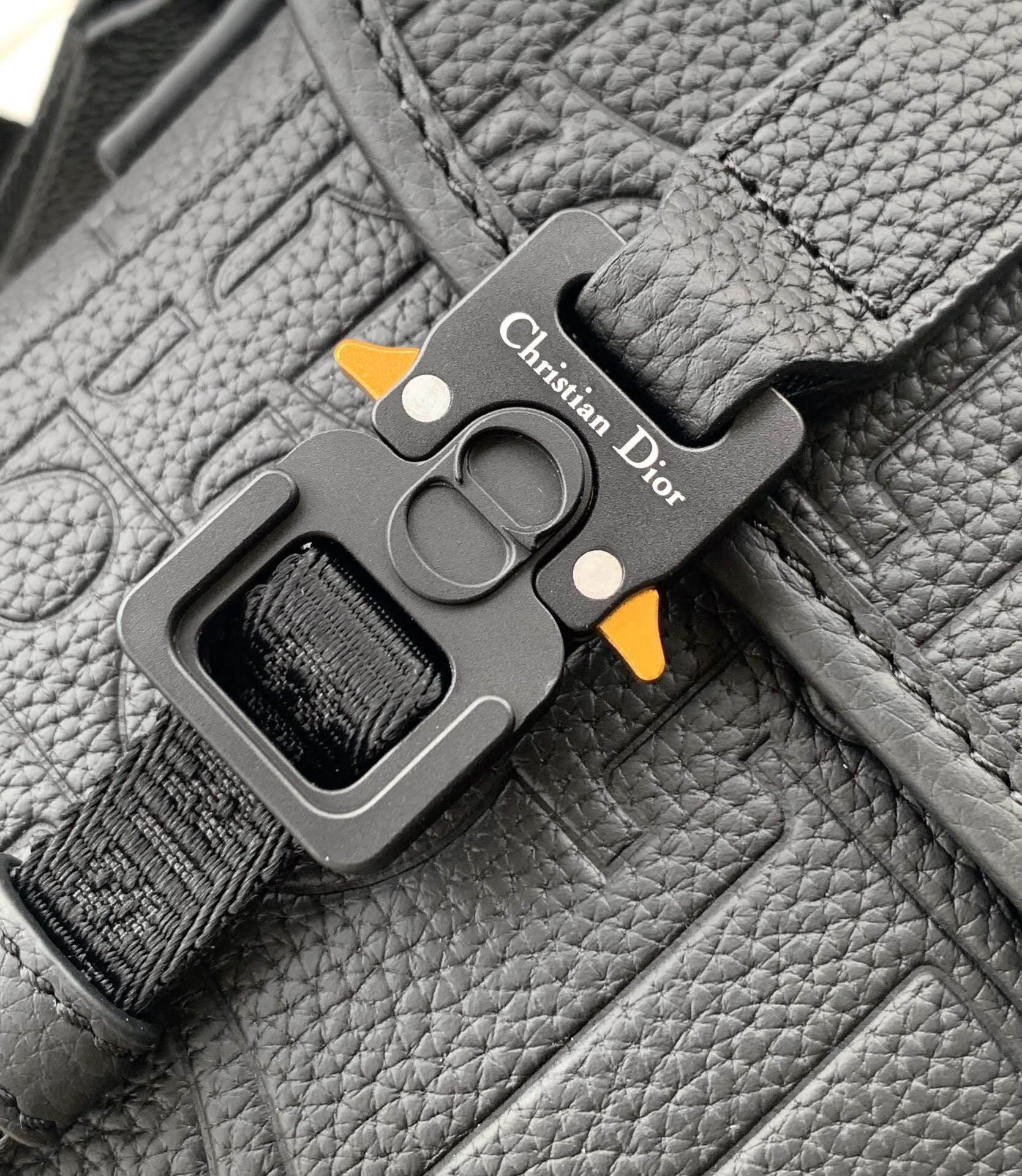 D*or hit the road flap messenger bag in black gravity leather