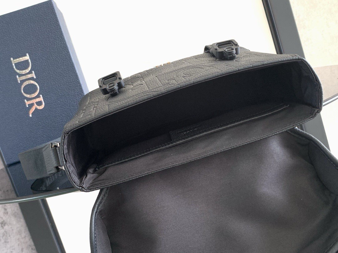 D*or hit the road flap messenger bag in black gravity leather