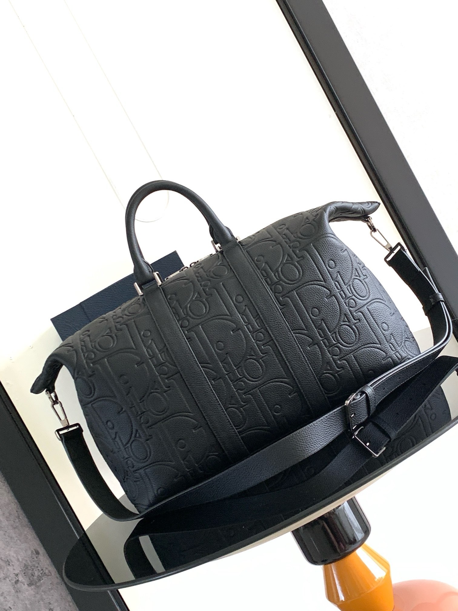 D*or weekender 40 bag in black D*or gravity leather