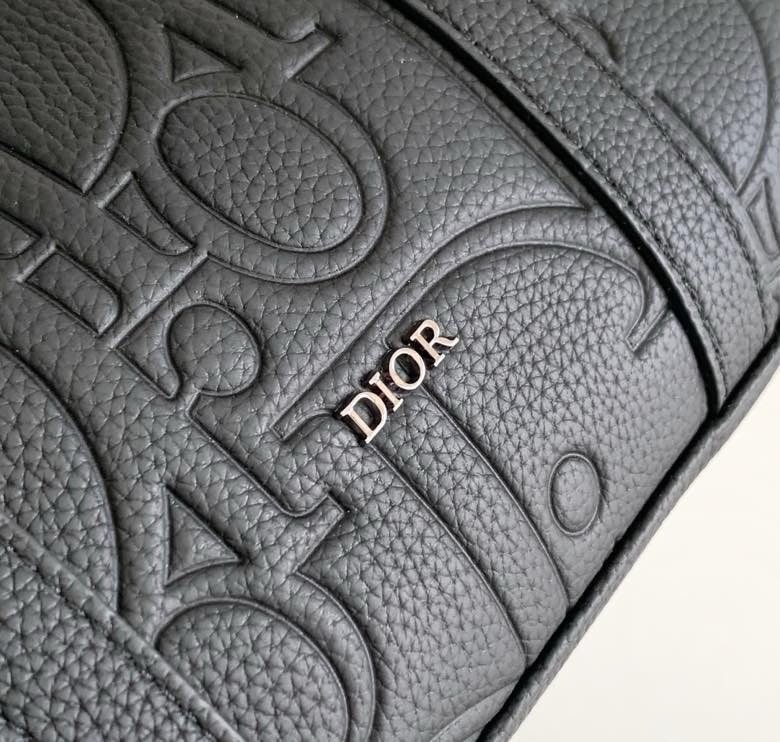 D*or weekender 25 bag in black D*or gravity leather