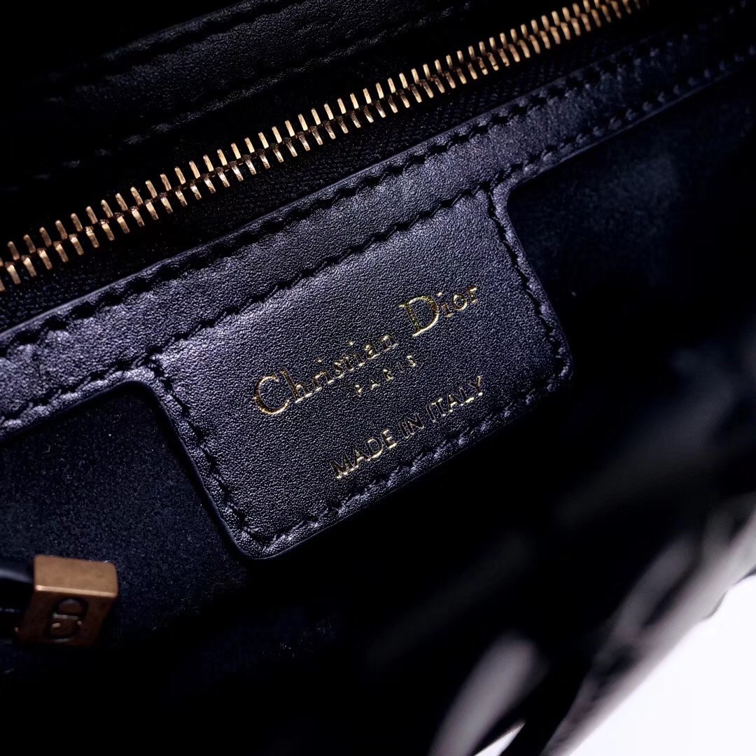 D*or saddle bag in black calfskin with threaded edges
