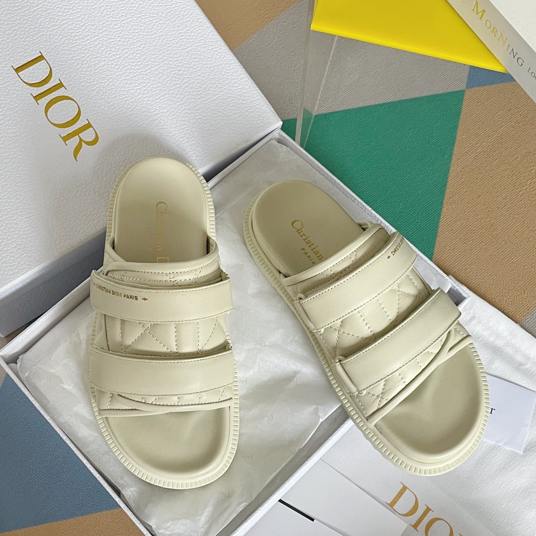 D*or dio(r)evolution slides in white quilted cannage calfskin