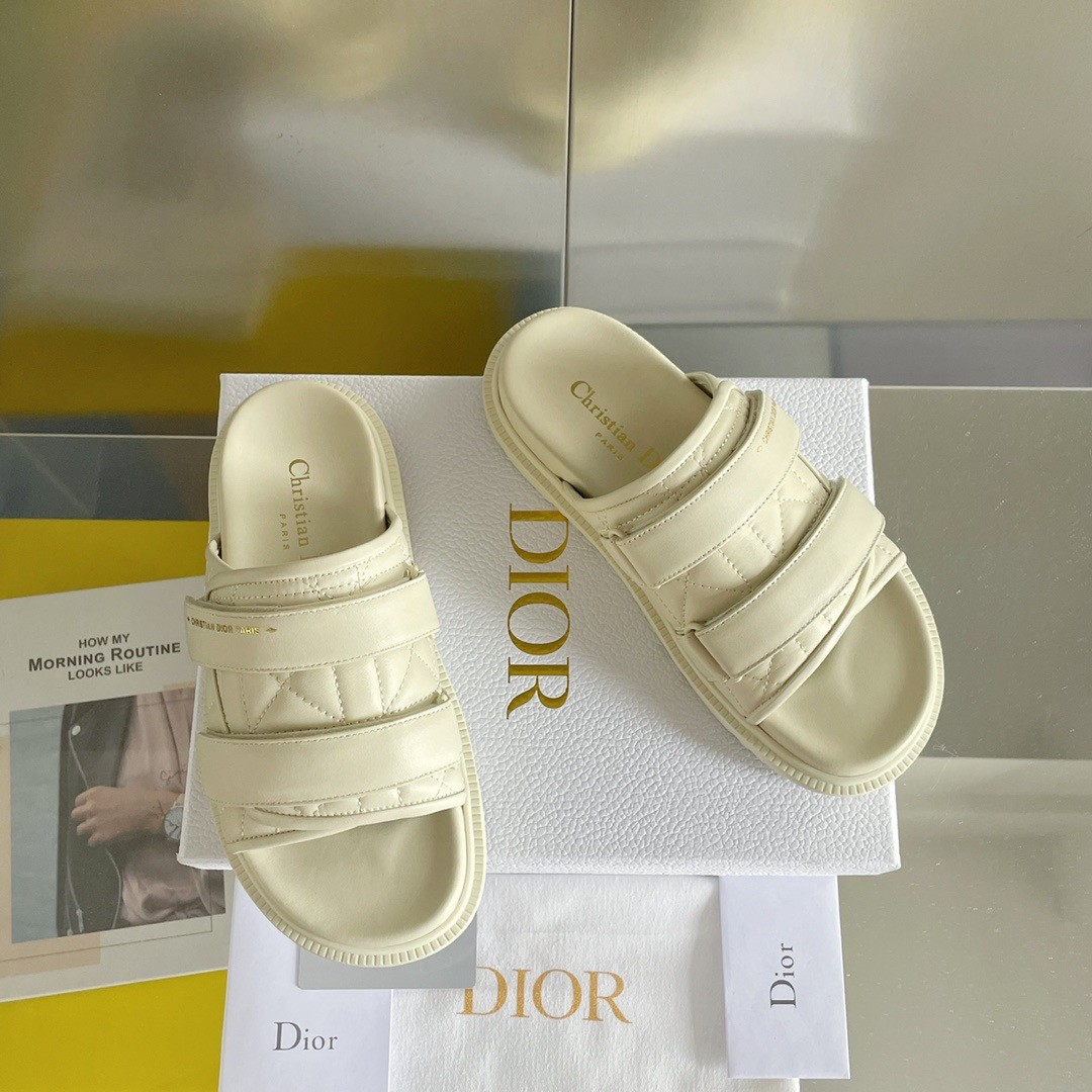 D*or dio(r)evolution slides in white quilted cannage calfskin