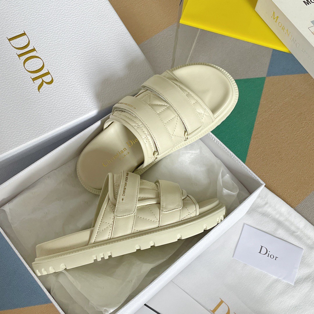 D*or dio(r)evolution slides in white quilted cannage calfskin