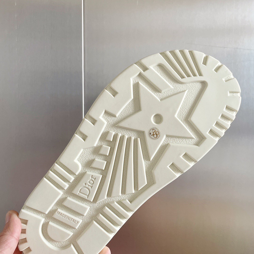 D*or dio(r)evolution slides in white quilted cannage calfskin
