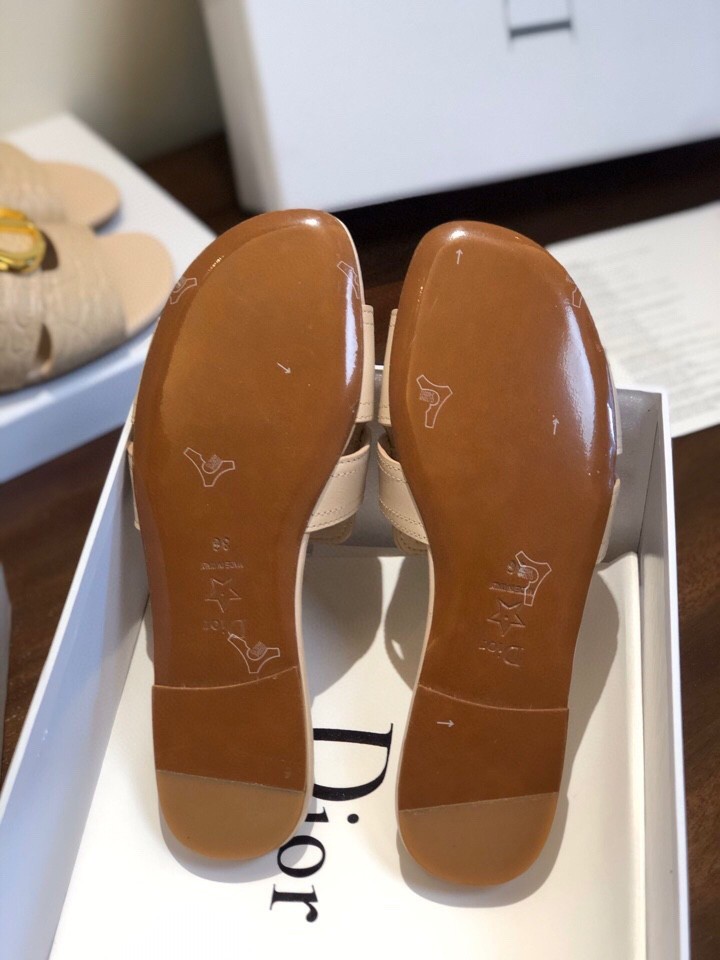 D*or 30 montaigne slides in beige calfskin