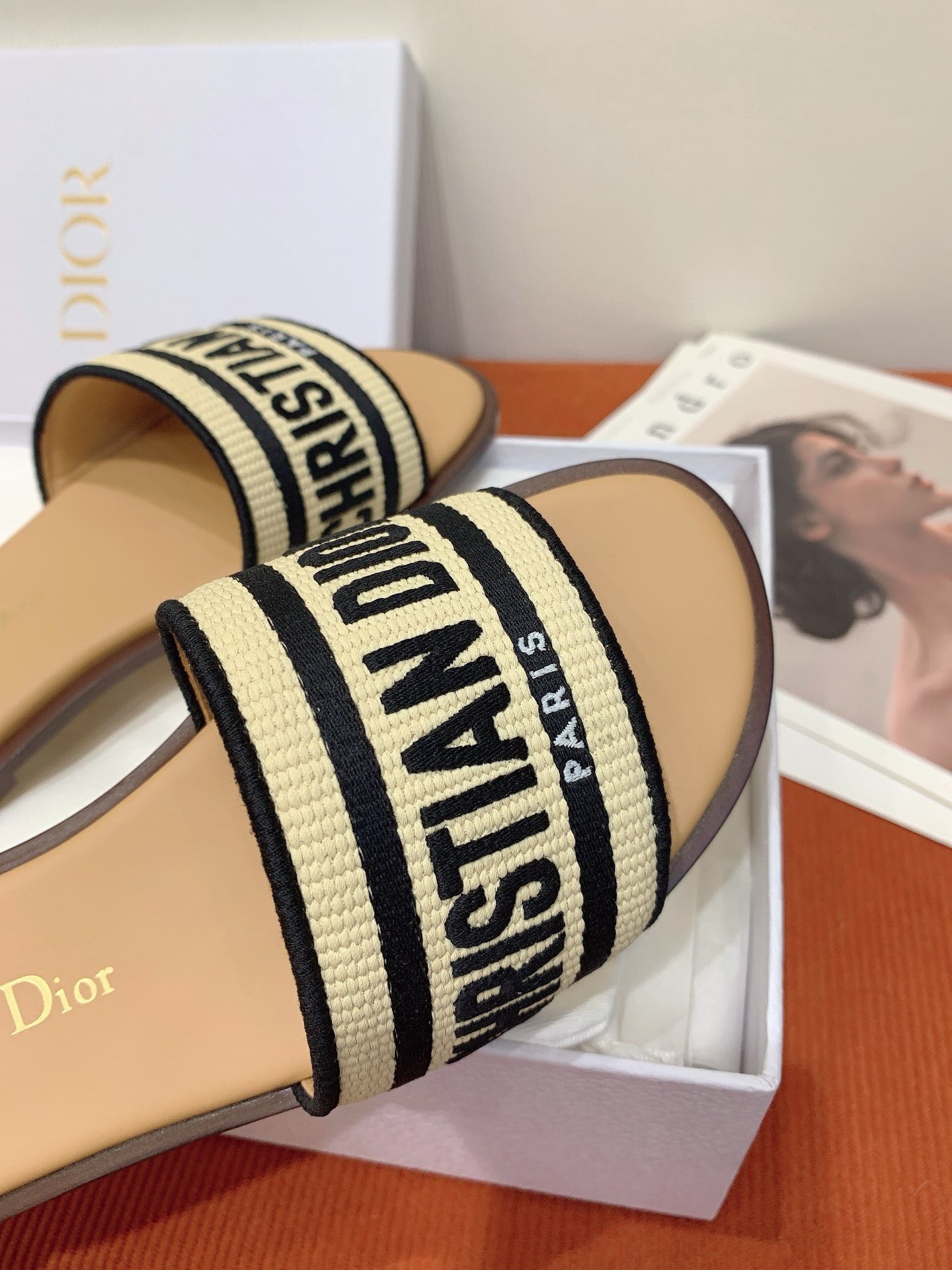 D*or dway slides in natural raffia and embroidered cotton