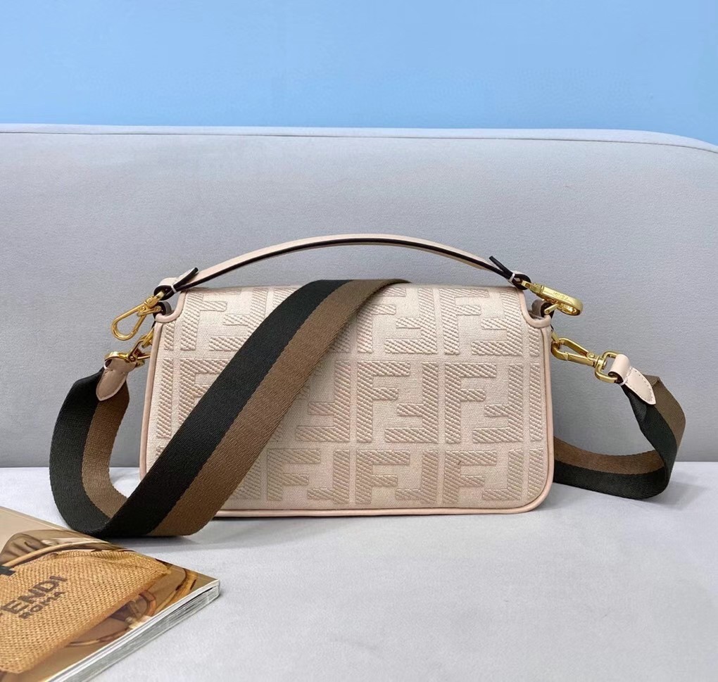 F**di medium baguette bag in pink ff canvas