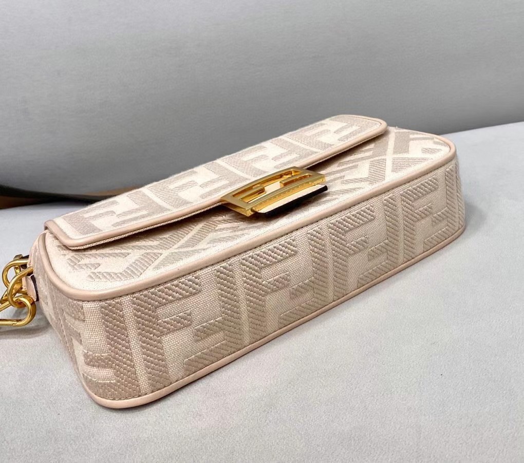 F**di medium baguette bag in pink ff canvas