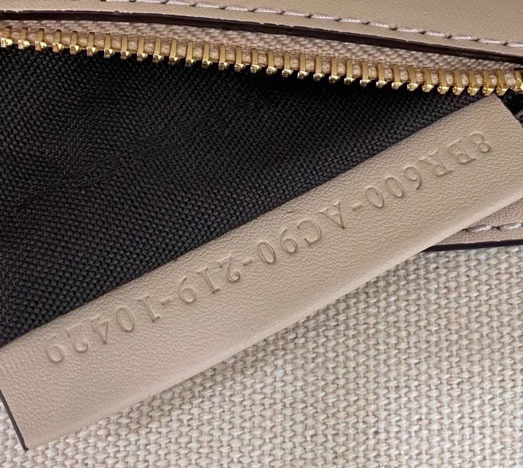 F**di medium baguette bag in pink ff canvas