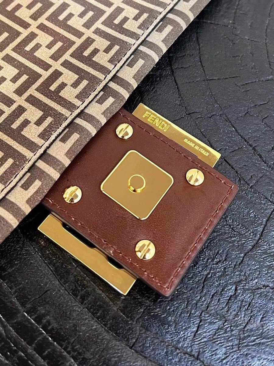 F**di medium baguette 1997 bag in beige split leather