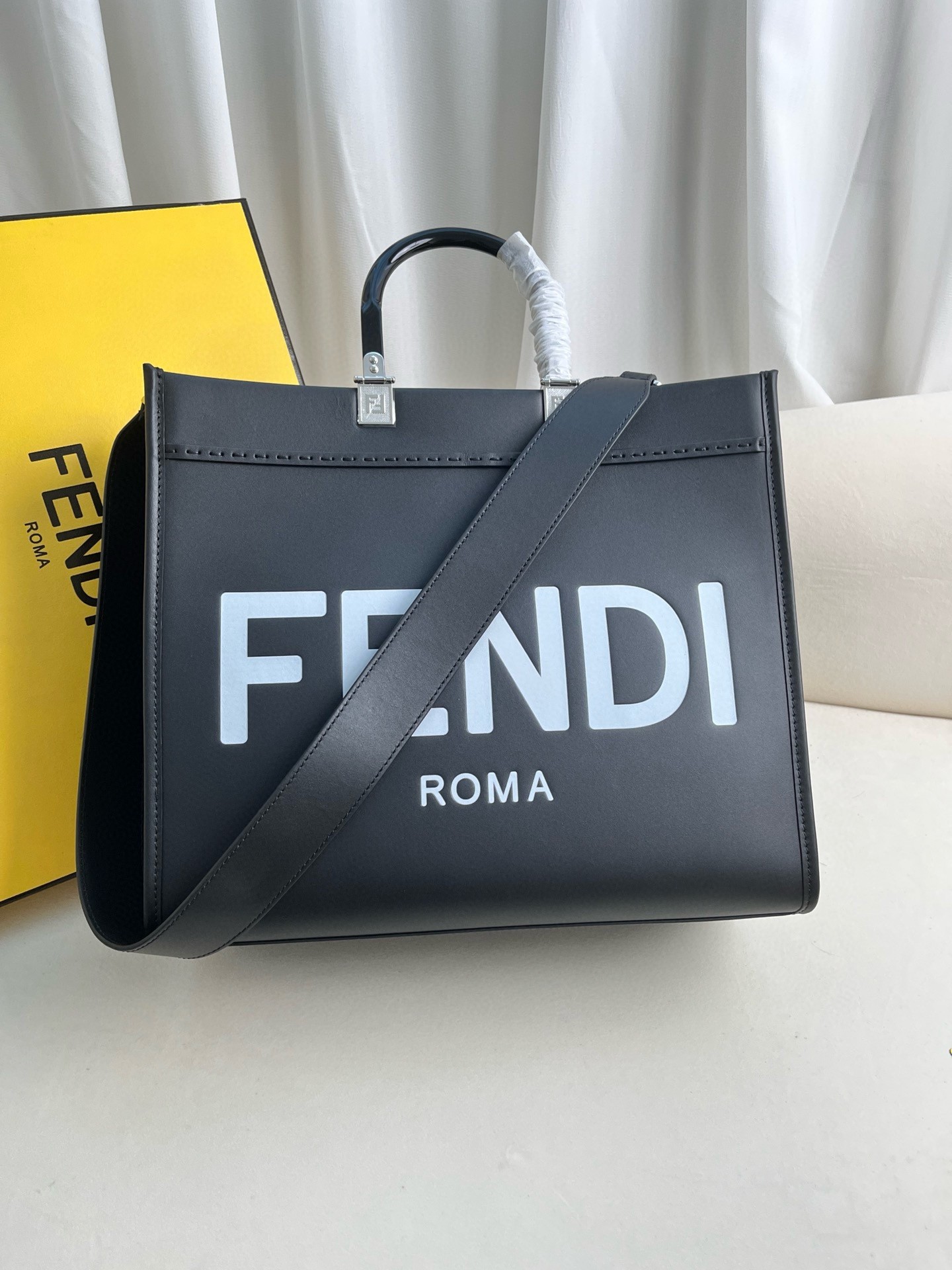 F**di sunshine medium tote bag in noir calfskin