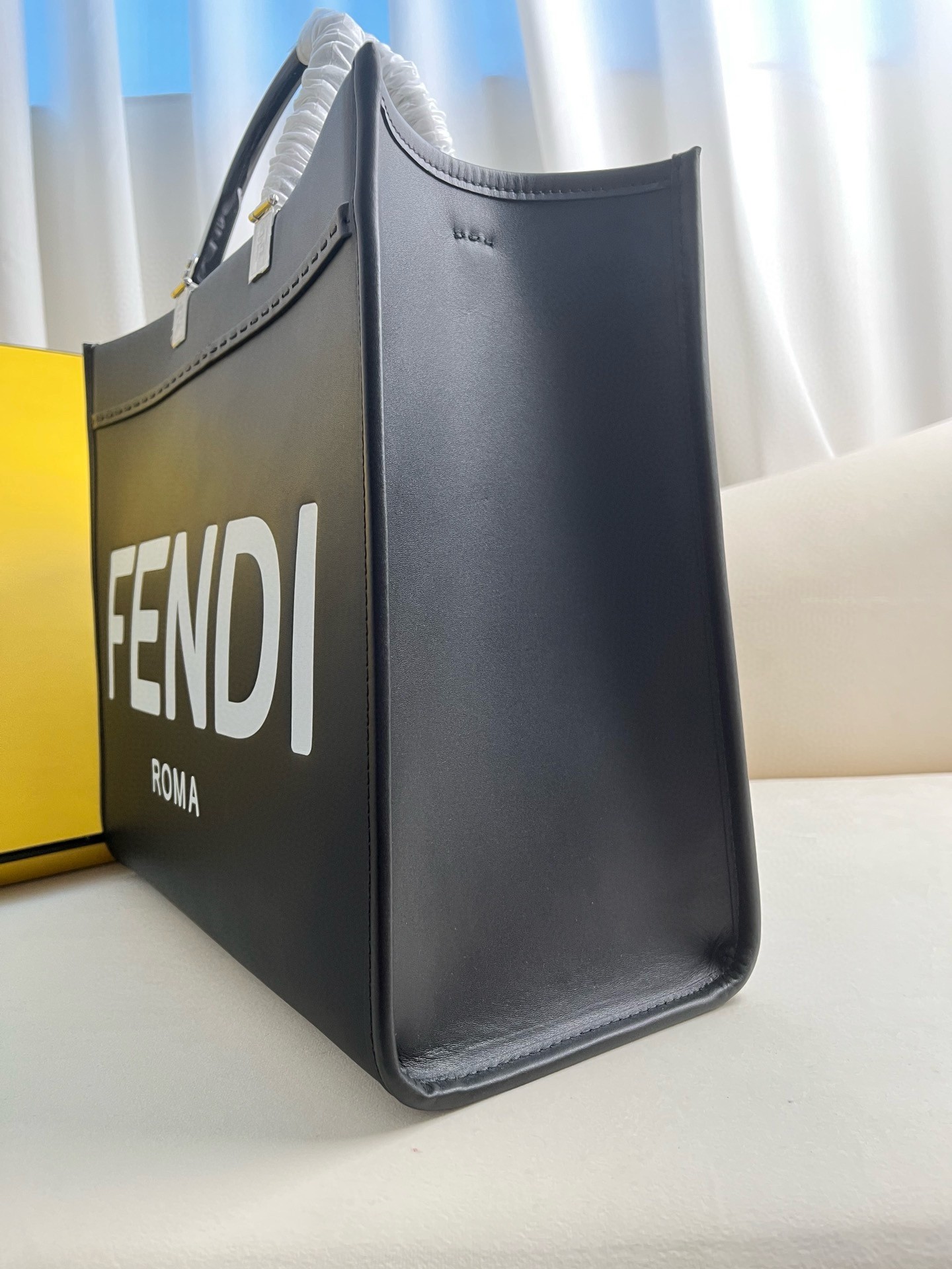 F**di sunshine medium tote bag in noir calfskin