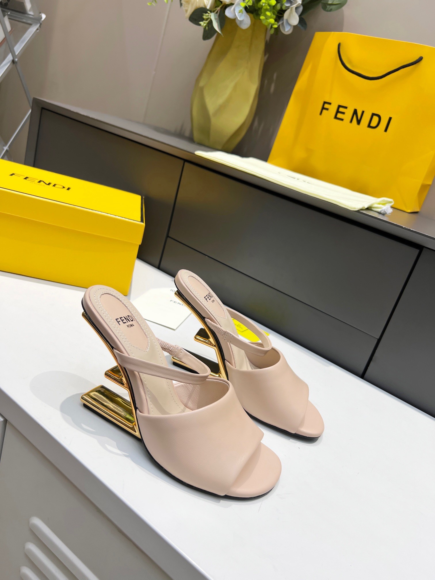 F**di first sandals 95mm in poudre calfskin