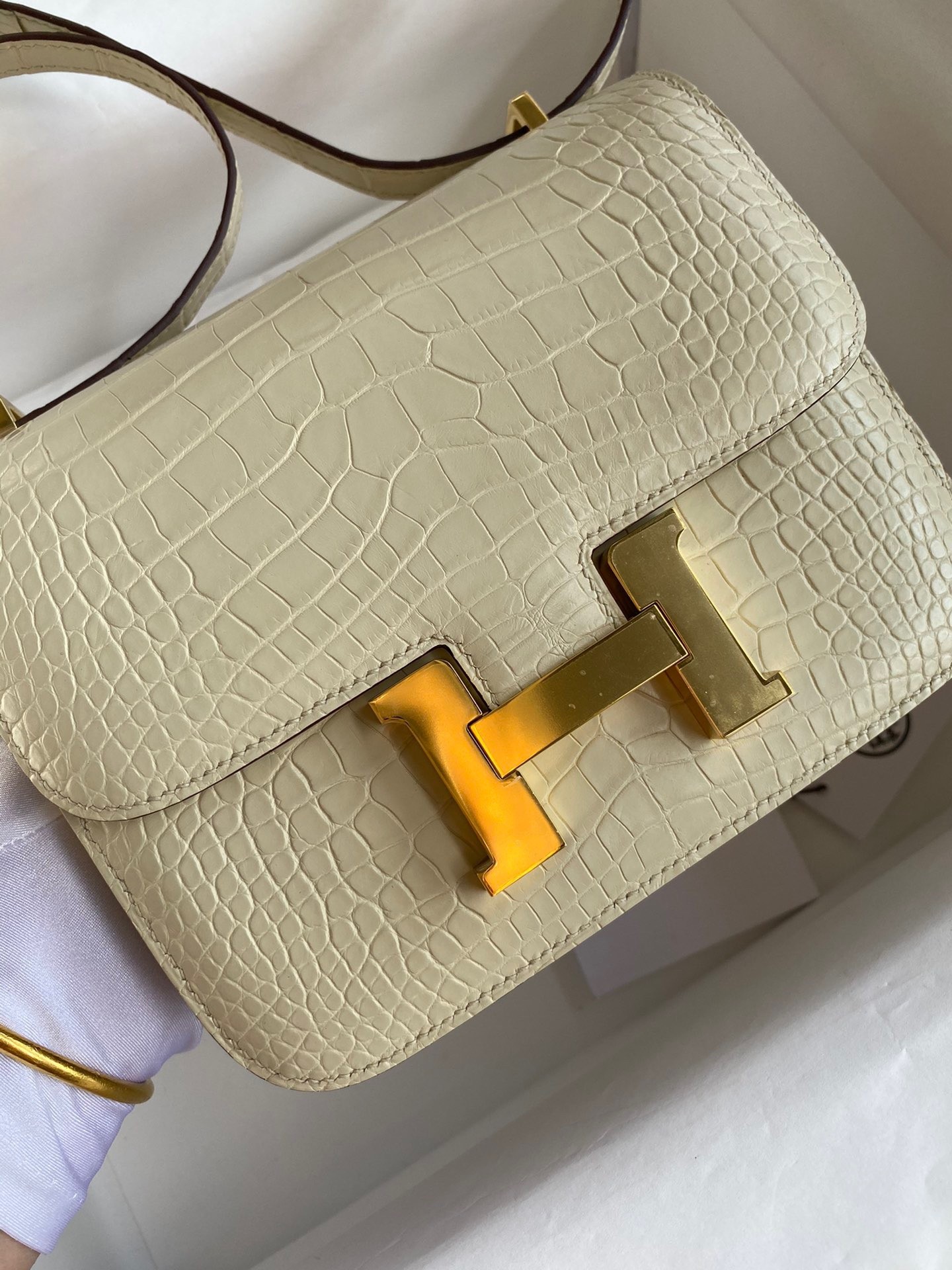 H**mes constance 18 handmade bag in vanille matte alligator leather
