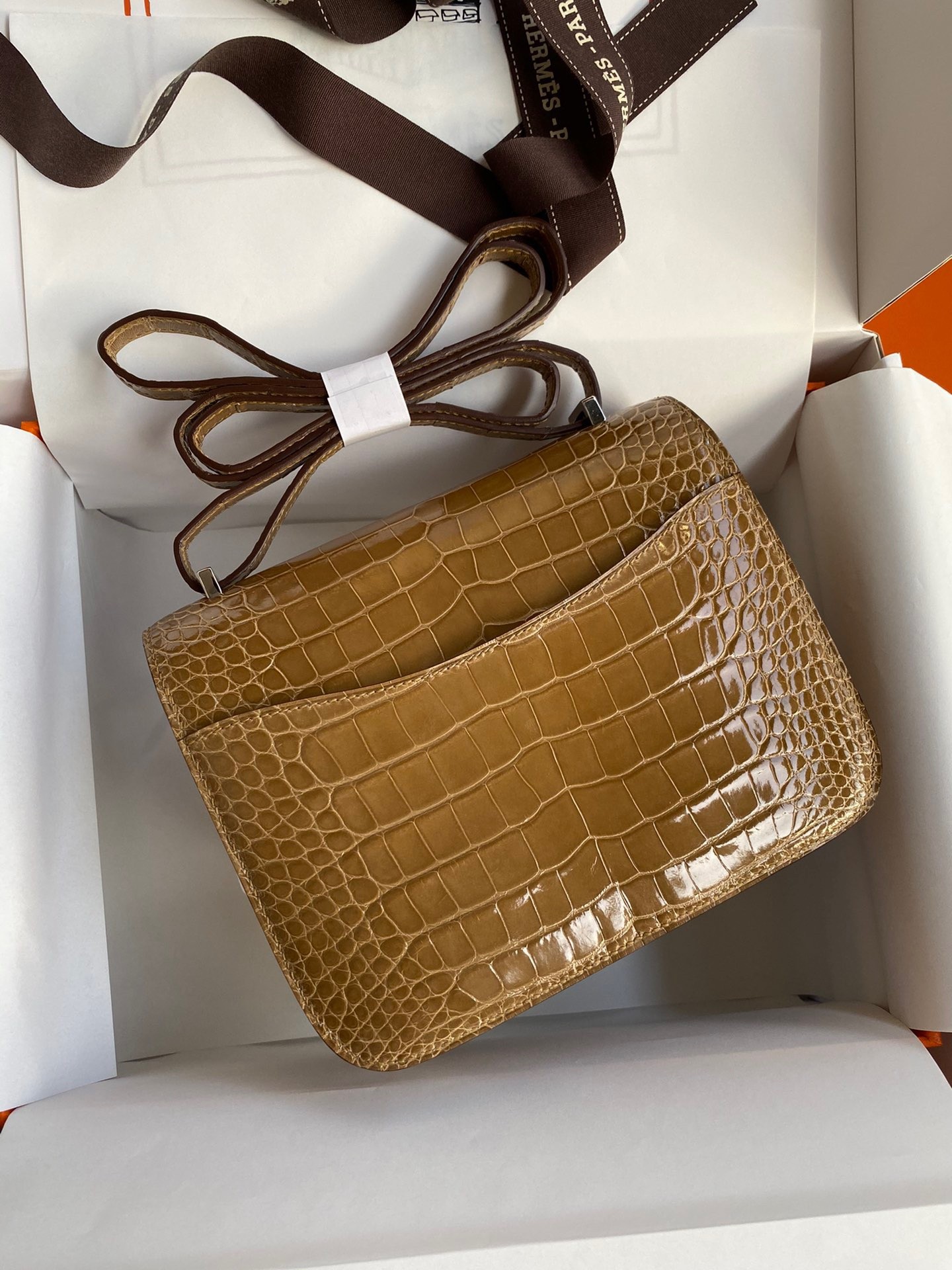 H**mes constance 18 handmade bag in beige shiny alligator leather