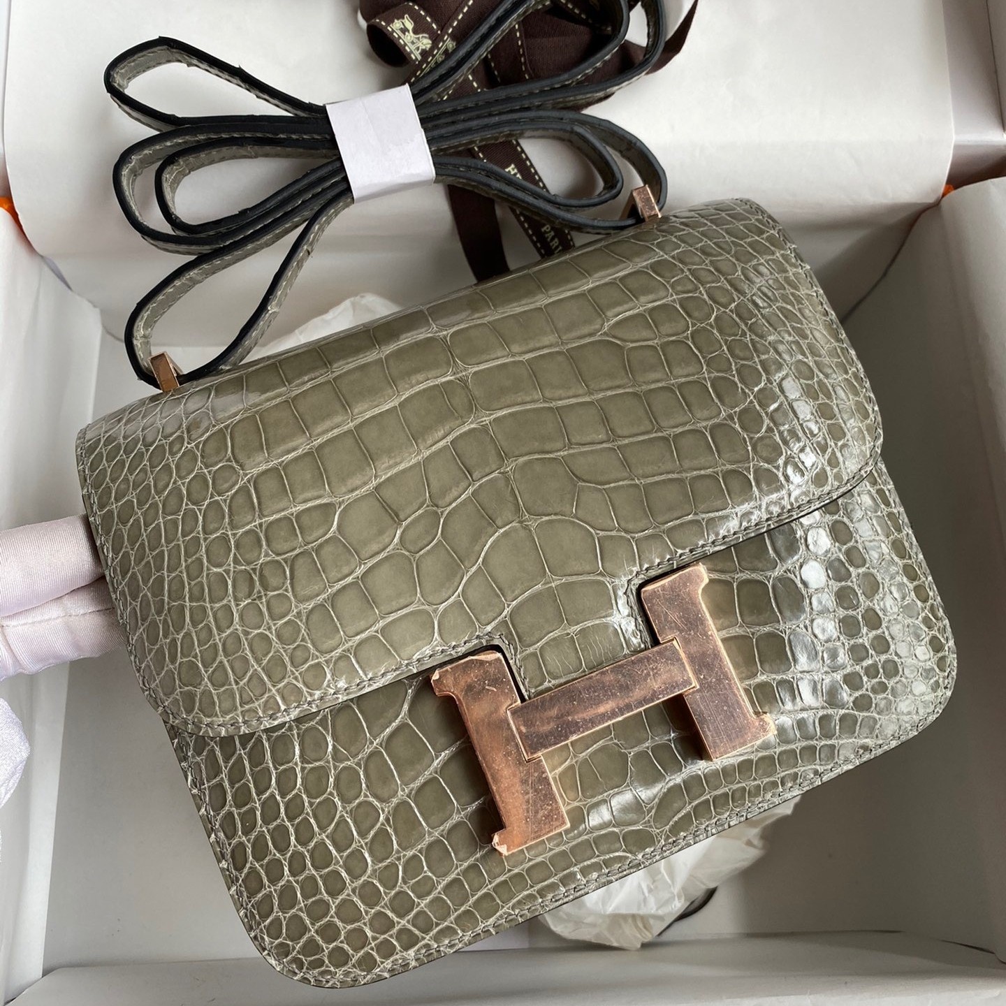 H**mes constance 18 handmade bag in grey shiny alligator leather