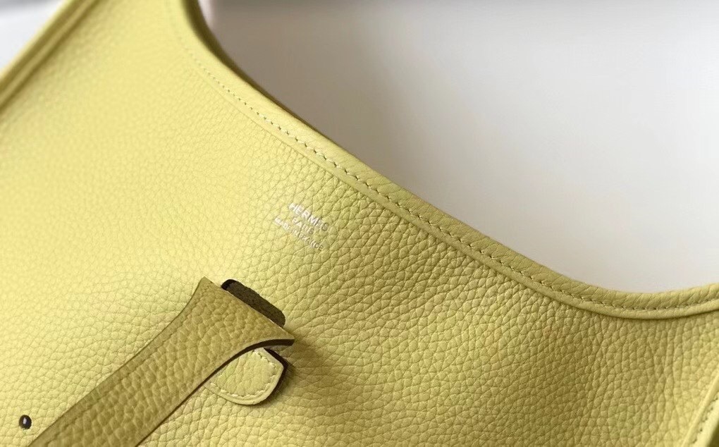 H**mes evelyne iii 29 pm bag in jaune poussin clemence leather
