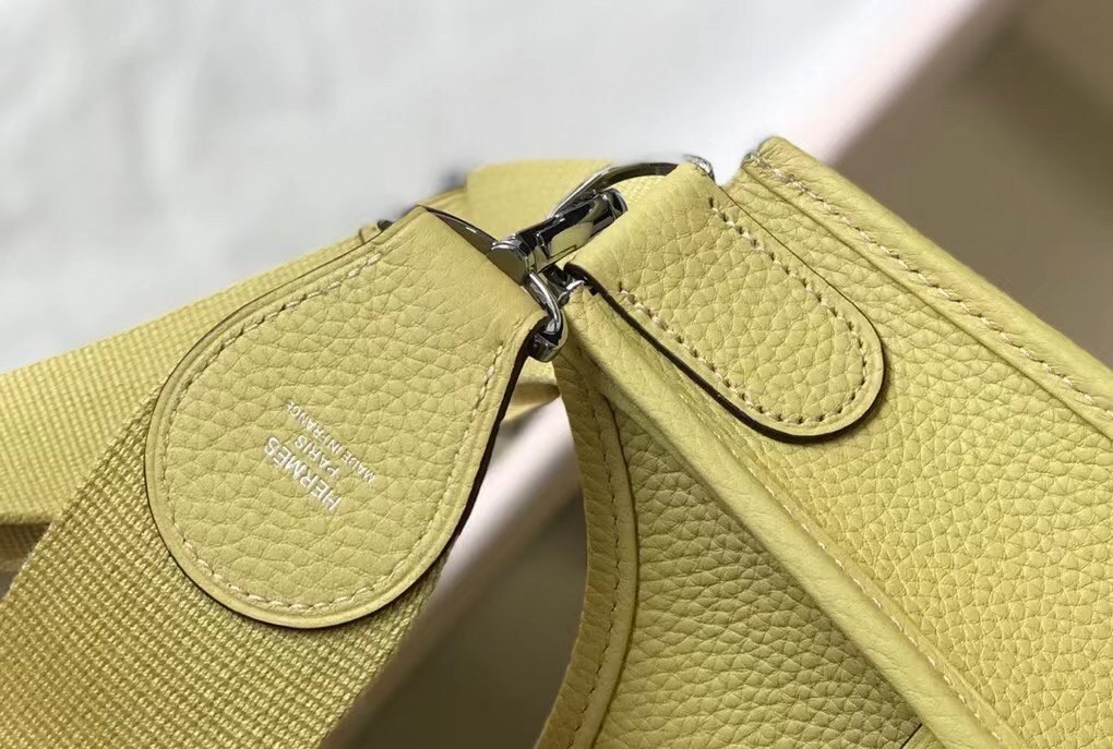 H**mes evelyne iii 29 pm bag in jaune poussin clemence leather