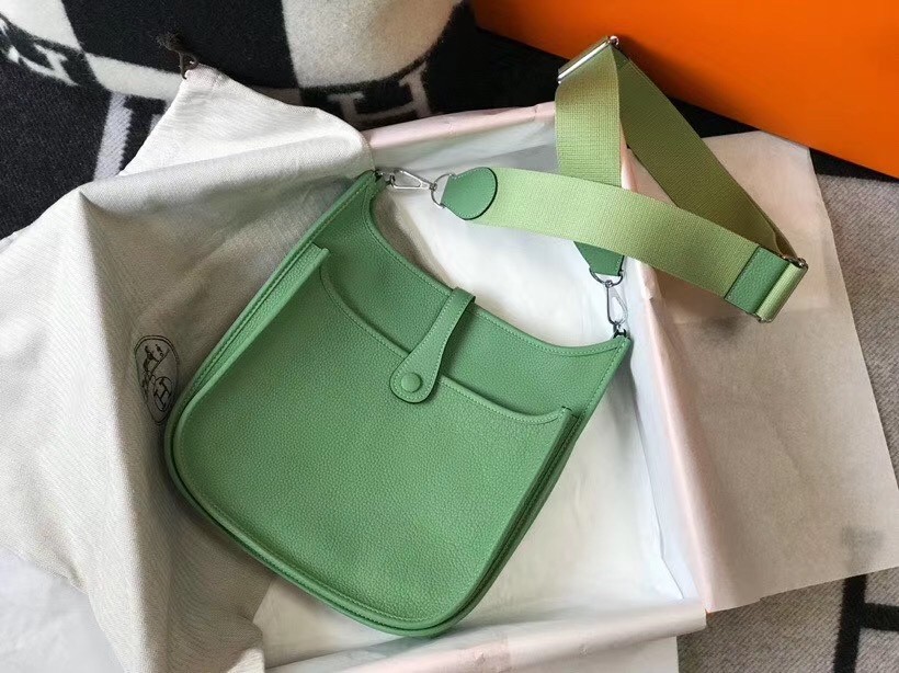 H**mes evelyne iii 29 pm bag in vert criquet clemence leather