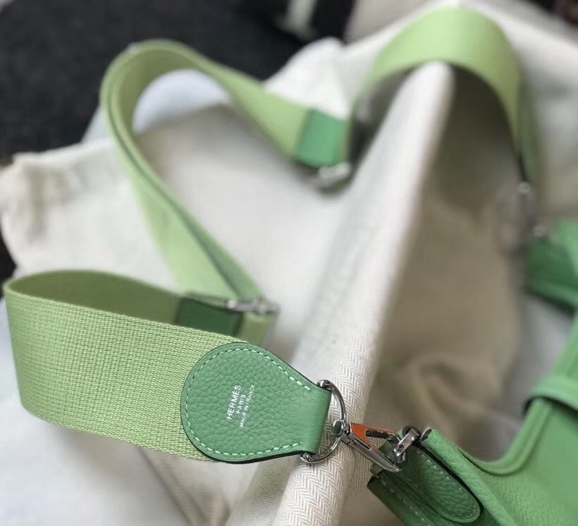 H**mes evelyne iii 29 pm bag in vert criquet clemence leather