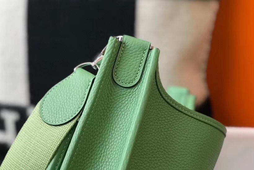 H**mes evelyne iii 29 pm bag in vert criquet clemence leather