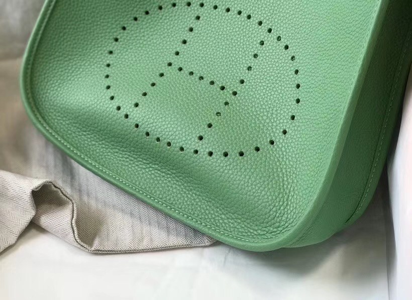 H**mes evelyne iii 29 pm bag in vert criquet clemence leather
