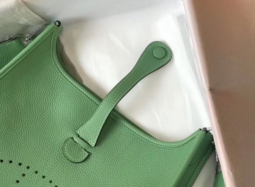 H**mes evelyne iii 29 pm bag in vert criquet clemence leather