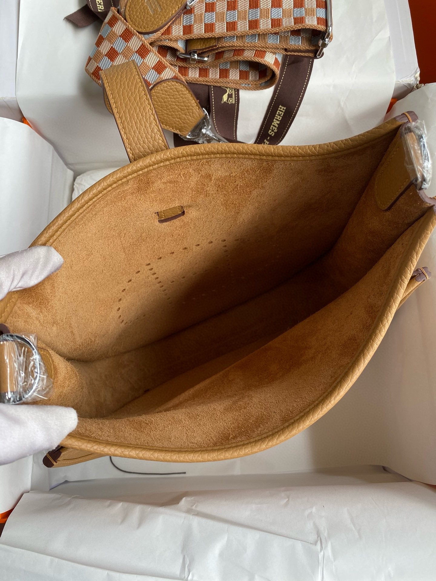 H**mes evelyne iii pm 29 handmade bag in biscuit clemence leather