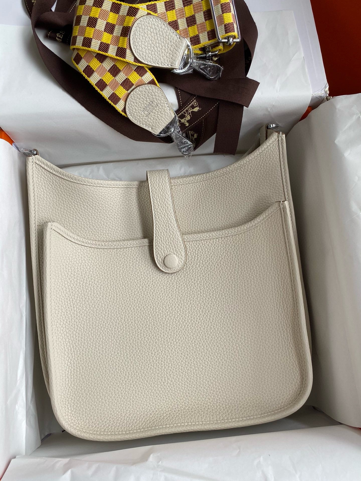 H**mes evelyne iii pm 29 handmade bag in craie clemence leather