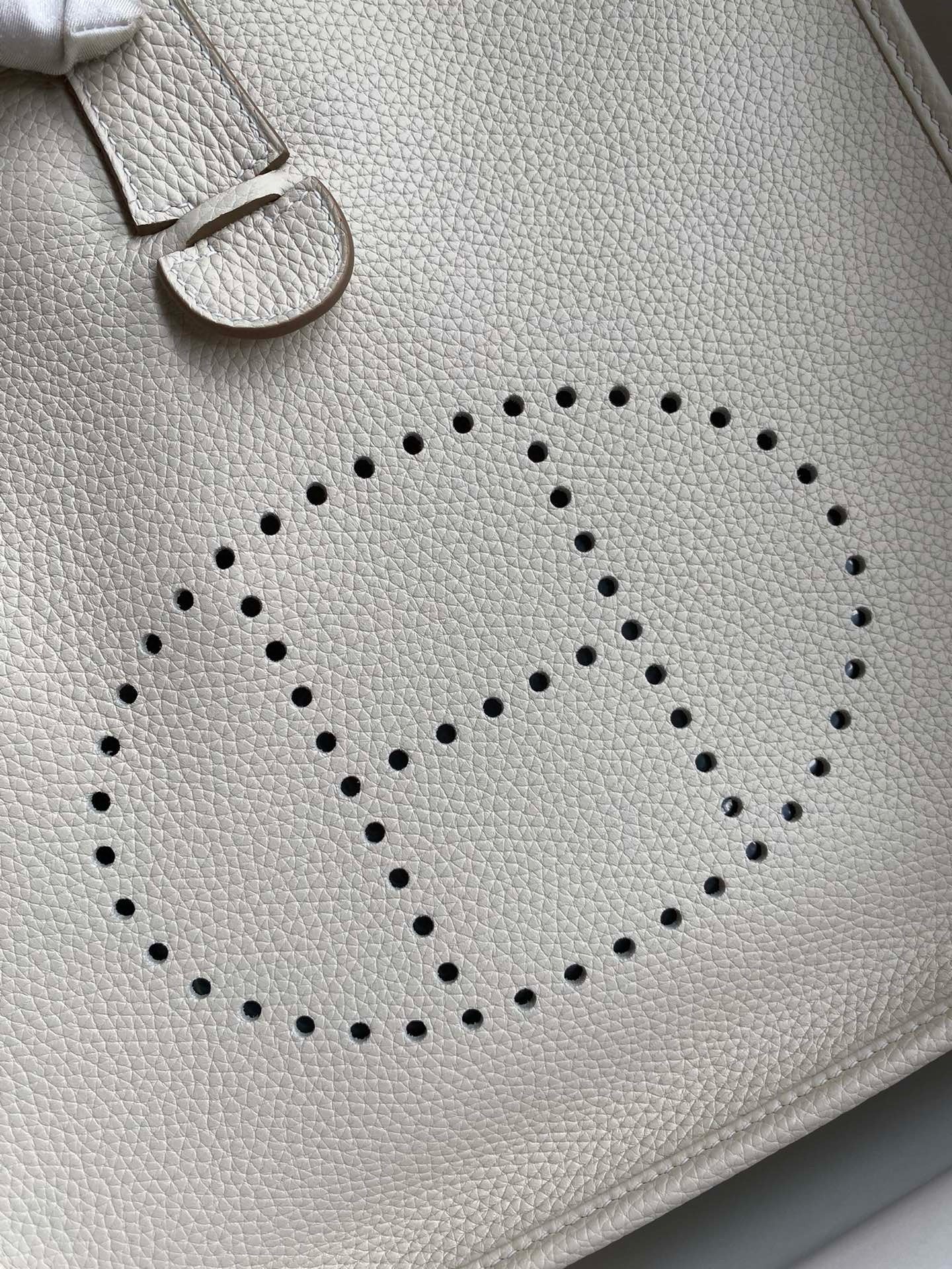 H**mes evelyne iii pm 29 handmade bag in craie clemence leather