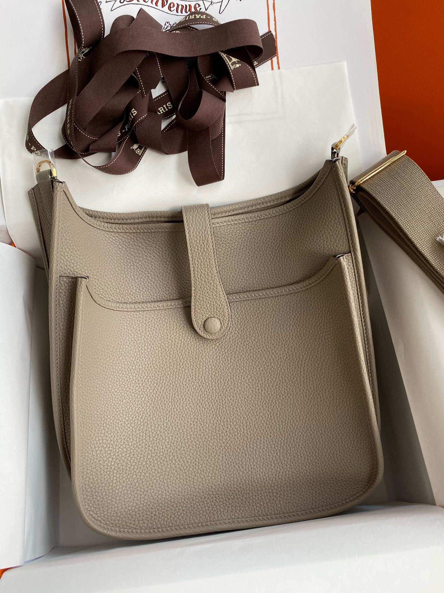H**mes evelyne iii pm 29 handmade bag in gris asphalt clemence leather