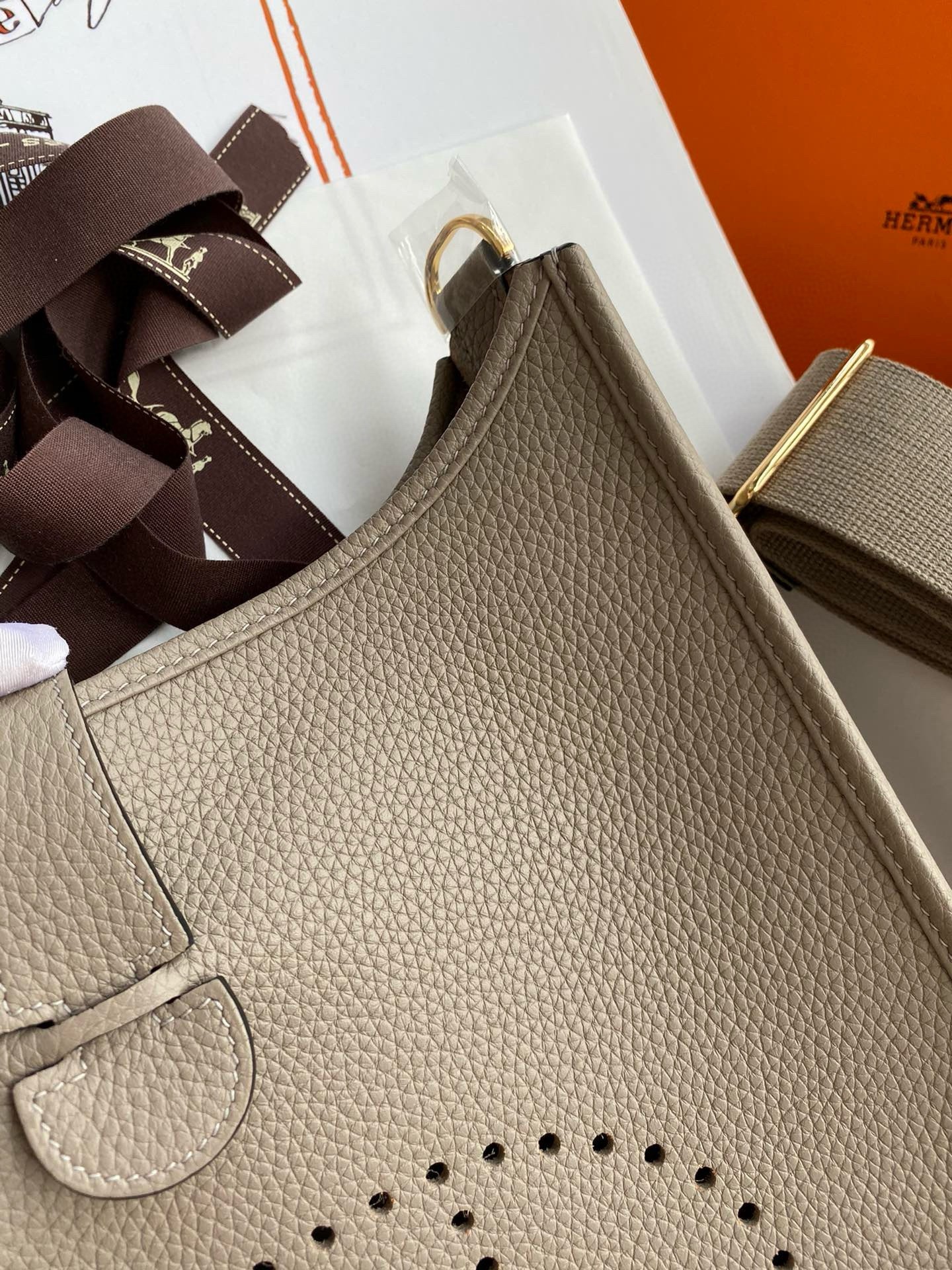 H**mes evelyne iii pm 29 handmade bag in gris asphalt clemence leather