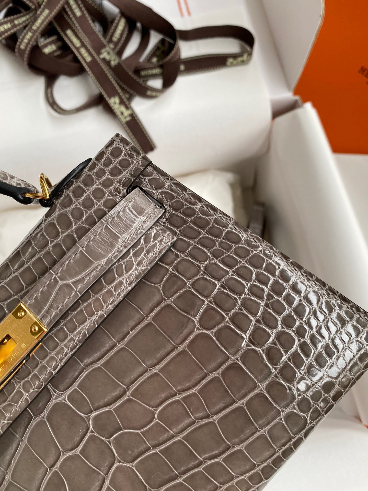 H**mes kelly mini ii sellier handmade bag in gris tourterelle shiny alligator leather