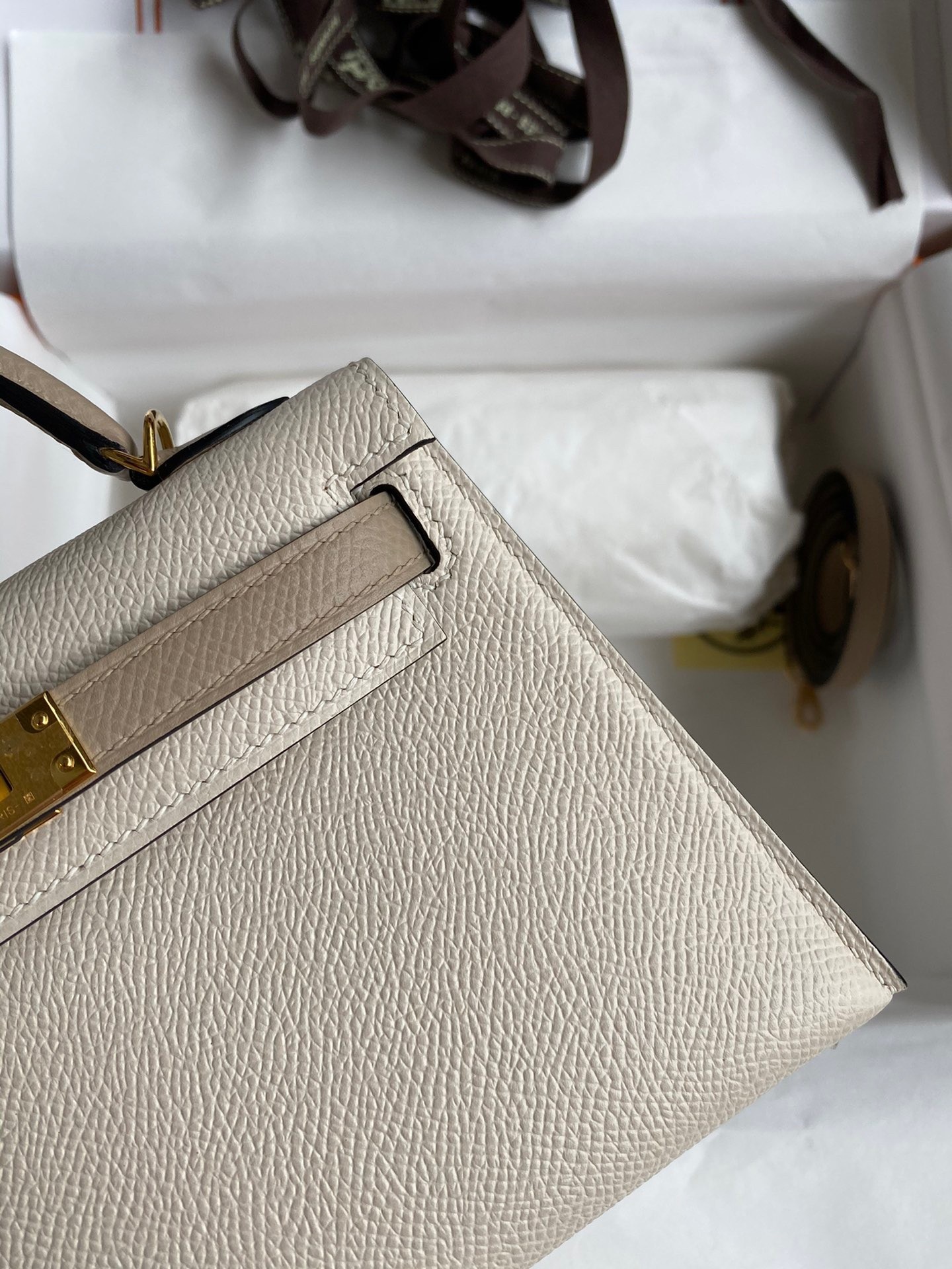 H**mes kelly mini ii sellier bicolor handmade bag in craie and trench epsom calfskin
