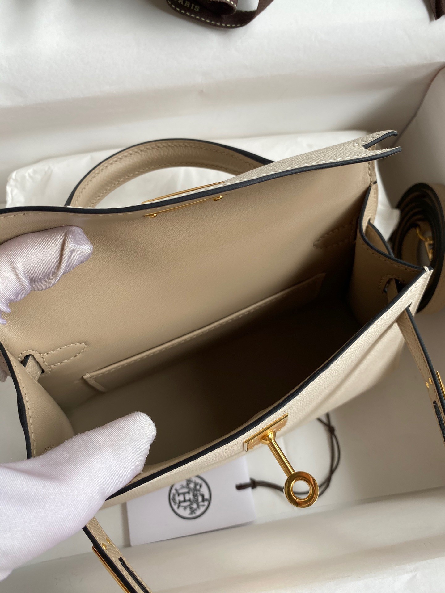 H**mes kelly mini ii sellier bicolor handmade bag in craie and trench epsom calfskin