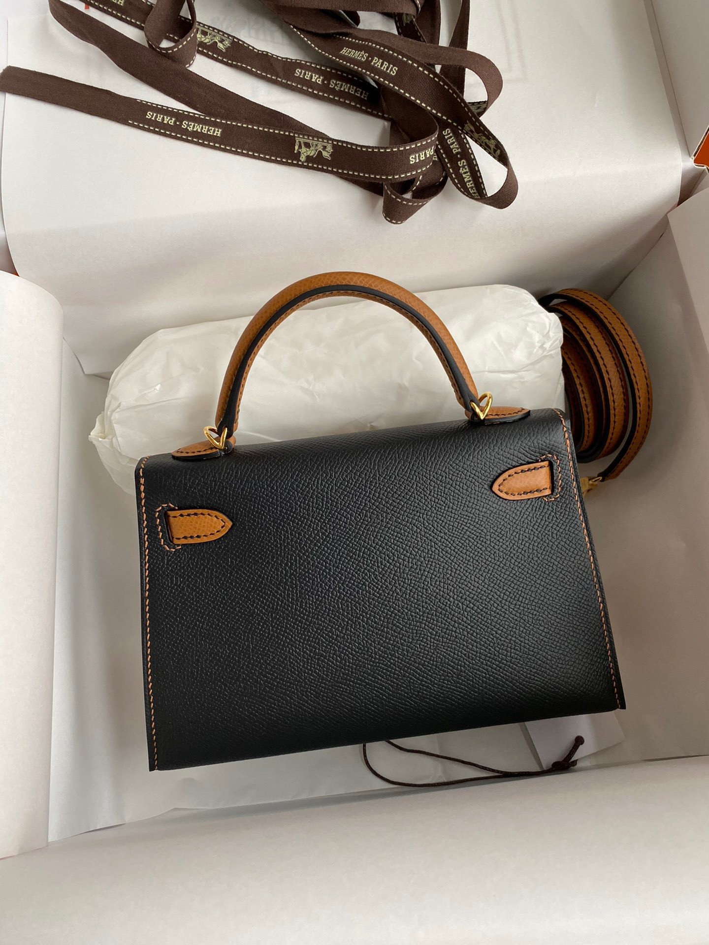 H**mes kelly mini ii sellier bicolor handmade bag in black and gold epsom calfskin