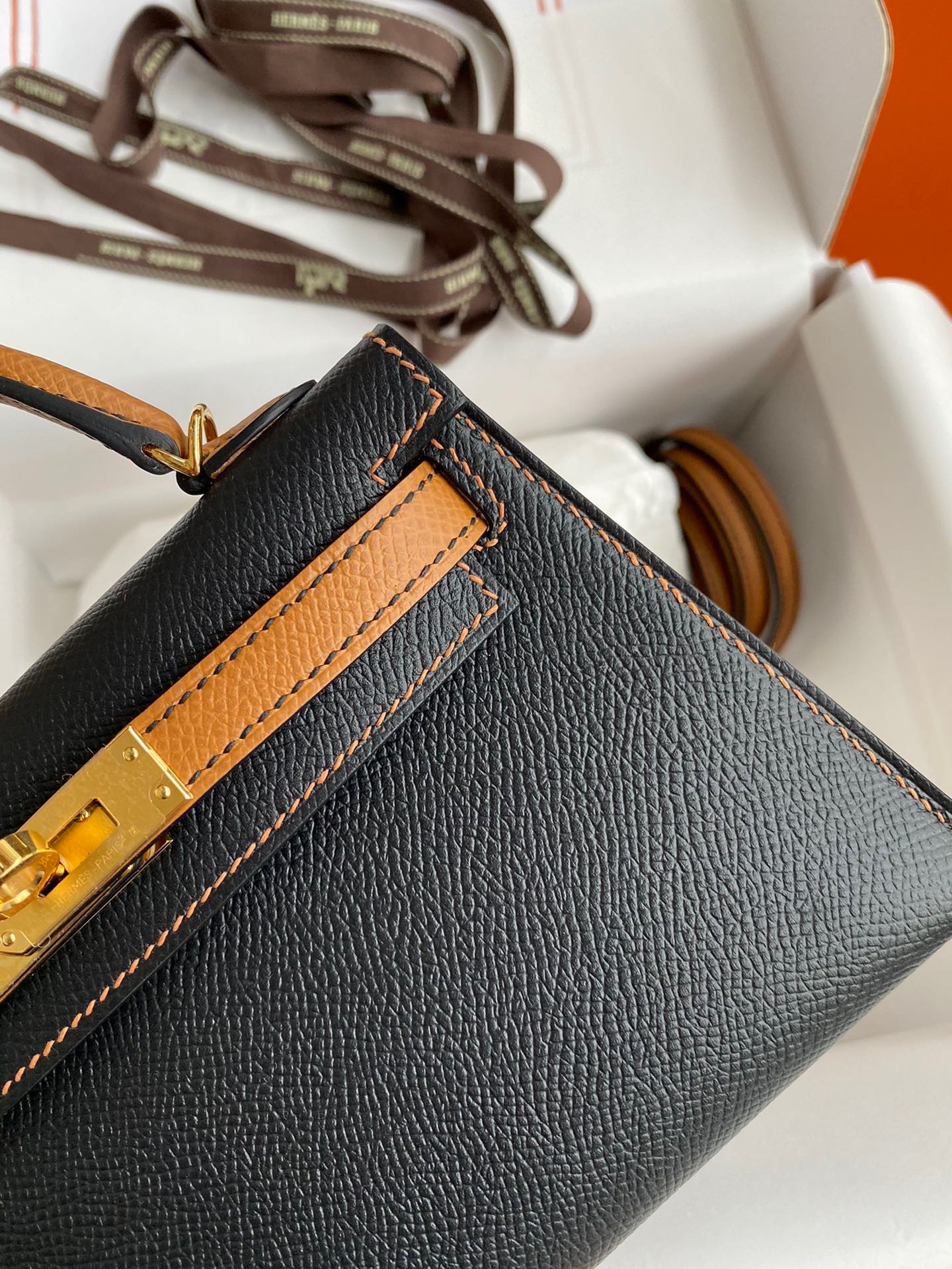 H**mes kelly mini ii sellier bicolor handmade bag in black and gold epsom calfskin