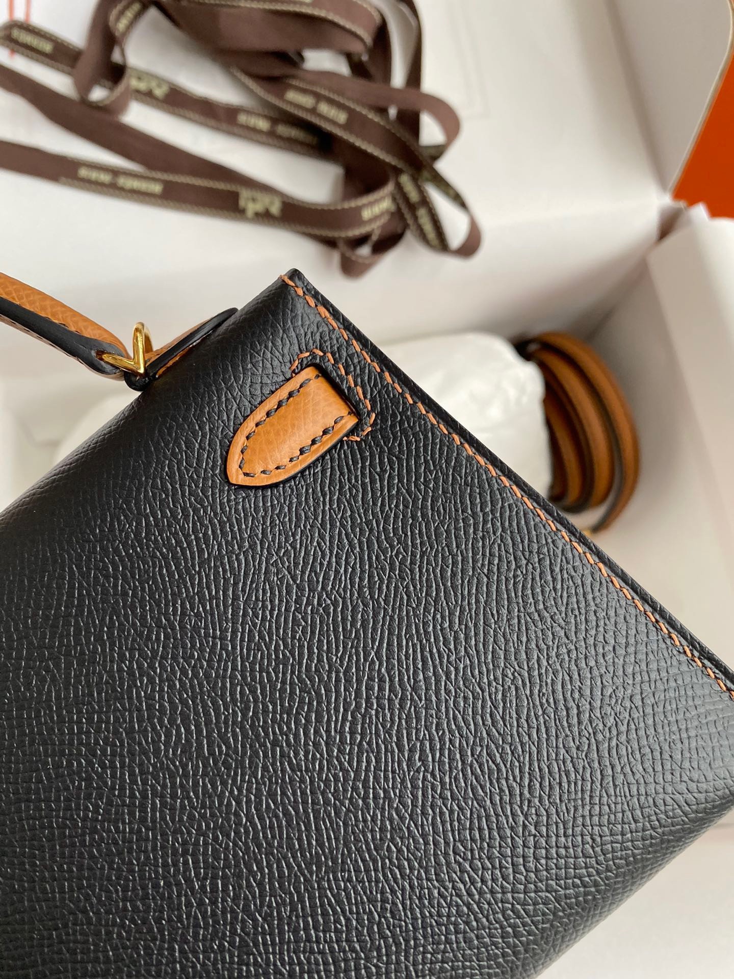 H**mes kelly mini ii sellier bicolor handmade bag in black and gold epsom calfskin