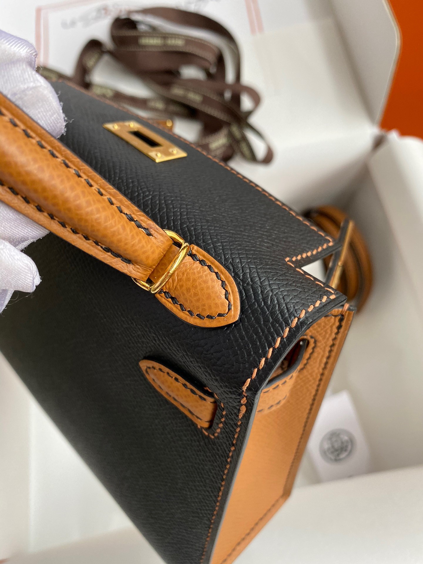 H**mes kelly mini ii sellier bicolor handmade bag in black and gold epsom calfskin